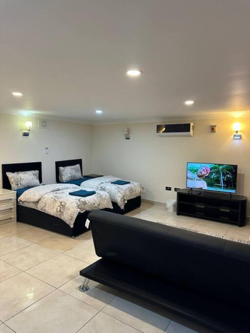 Studio Flat Gants Hill With Free Parking Redbridge Exterior foto
