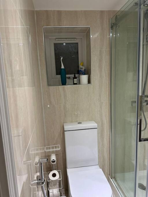 Studio Flat Gants Hill With Free Parking Redbridge Exterior foto