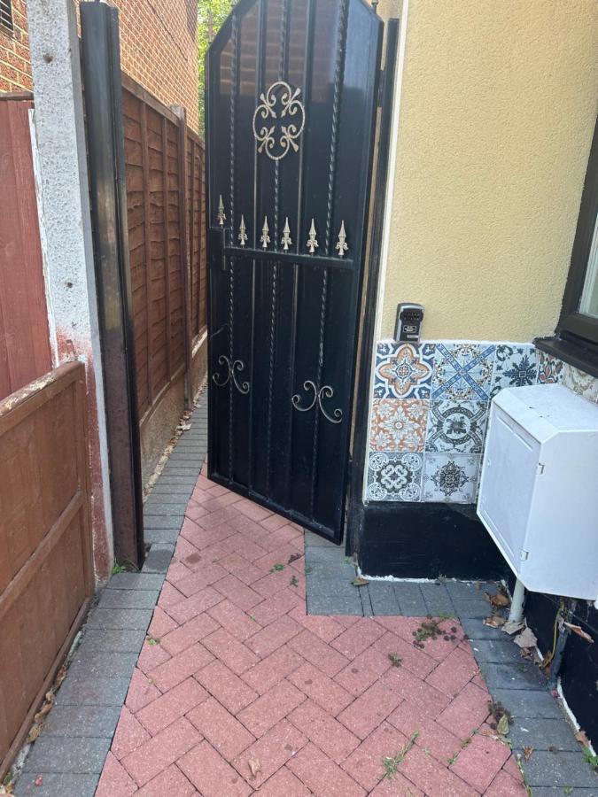 Studio Flat Gants Hill With Free Parking Redbridge Exterior foto