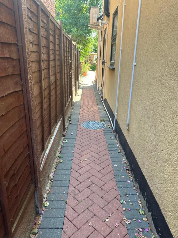 Studio Flat Gants Hill With Free Parking Redbridge Exterior foto